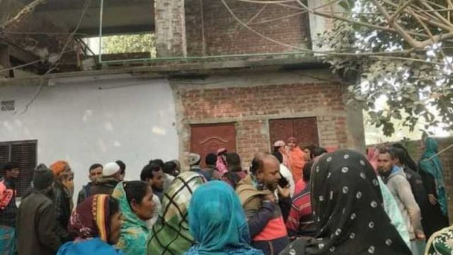 নওগাঁর মহাদেবপুর বাসা থেকে নারীর গলাকাটা মরদেহ উদ্ধার