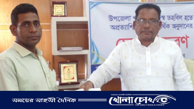 ফরিদপুরে আর্থিক অনুদানের চেক বিতরণ