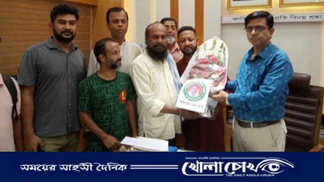 বঙ্গমাতা সাংস্কৃতিক জোটের পক্ষ থেকে জেলা প্রশাসককে ফুলের শুভেচ্ছা প্রদান