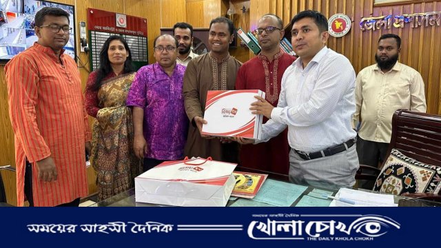 কুষ্টিয়ার জেলা প্রশাসককে বিজয় টেলিভিশনের পক্ষ থেকে ঈদ উপহার প্রদান