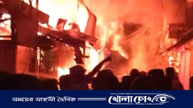 নোয়াখালীর চৌমুহনী বাণিজ্য কেন্দ্রে আবারো অগ্নিকাণ্ডে ২৫ টি দোকান ছাই