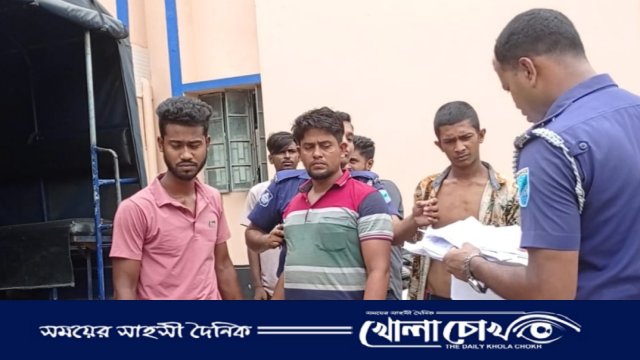 পদ্মা নদী থেকে অবৈধভাবে বালি তোলার সময় ড্রেজার সহ ২ জনকে ‌ গ্রেফতার করেছে পুলিশ 