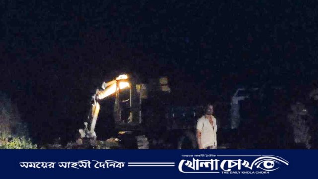 সালথায় রাতের আঁধারে মাটি কেটে বিক্রি, হুমকির মুখে কৃষি জমি 