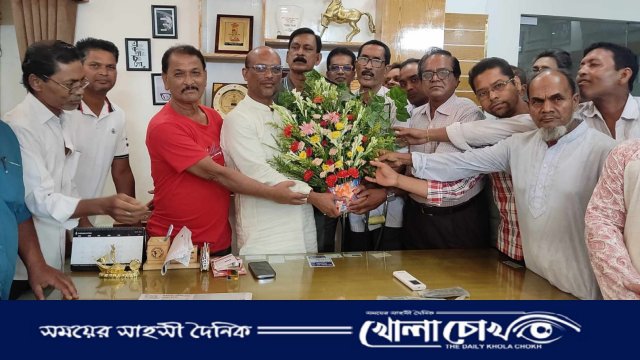 খোকসা উসাসের পক্ষে থেকে নবনির্বাচিত উপজেলা চেয়ারম্যানকে ফুলের শুভেচ্ছা