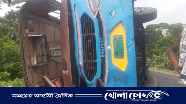 নগরকান্দায় বিশ্বরোডের উপর চলন্ত বাস উল্টে প্রাণ গেলো সুপারভাইজারের