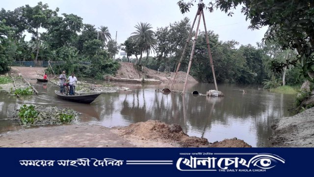 আত্রাইয়ে নির্মাণাধীন ব্রিজের বিকল্প একমাত্র রাস্তা ডুবে যাওয়ায় জনদুর্ভোগ চরমে 