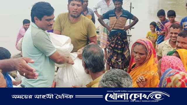 বন্যায় ক্ষতিগ্রস্ত মানুষের মধ্যে ত্রাণ বিতরণ করেন মজিবুল আলম সাদাত