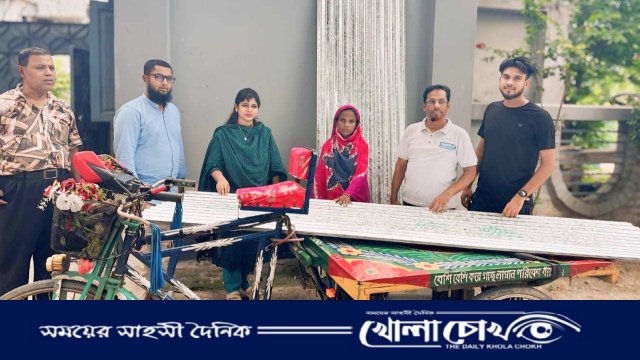 আত্রাইয়ে স্থানীয় এমপি ওমর ফারুক সুমনের সুপারিশে নগদ টাকা ও ঢেউটিন বিতরণ 