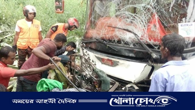 নোয়াখালীতে বেপরোয়া গতির স্টার লাইন বাস চাপায় মা-ছেলেসহ ৩ জনের মৃত্যু