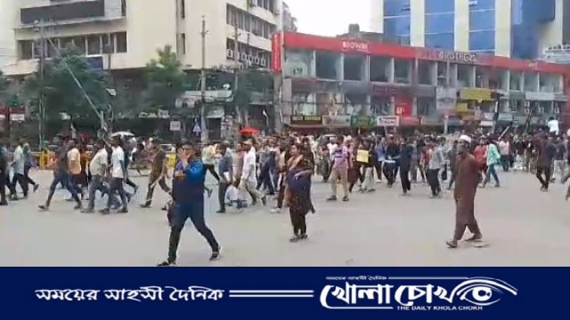 রাজধানীতে ব্র্যাক ও ইষ্ট ওয়েষ্ট ইউনিভার্সিটির শিক্ষার্থীদের বিশাল মিছিল 