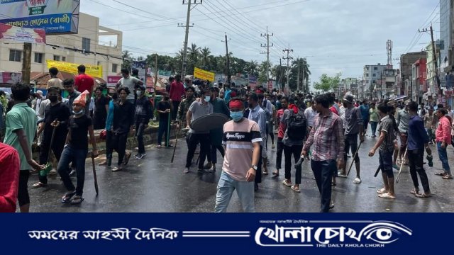 নোয়াখালীর রাজপথ ছাত্র-জনতার দখলে,চৌমুহনী পৌরসভা, যুবলীগ নেতার বাসভবনে অগ্নিসংযোগ,মাঠে নেই আ.লীগ