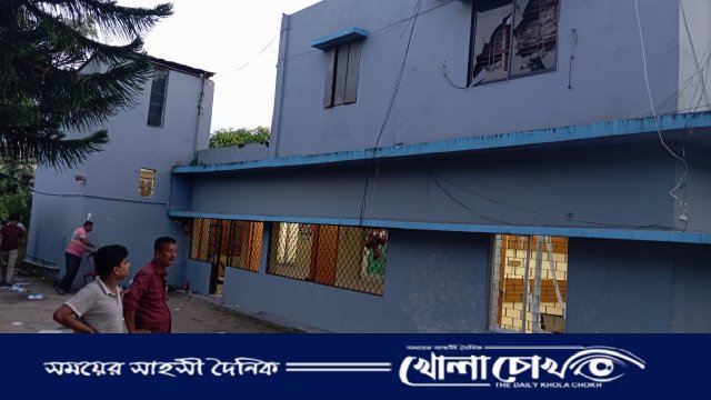 নোয়াখালীর বেগমগঞ্জে পুলিশ সার্কেল ও ভূমি অফিসে অগ্নিসংযোগ-ভাংচুর