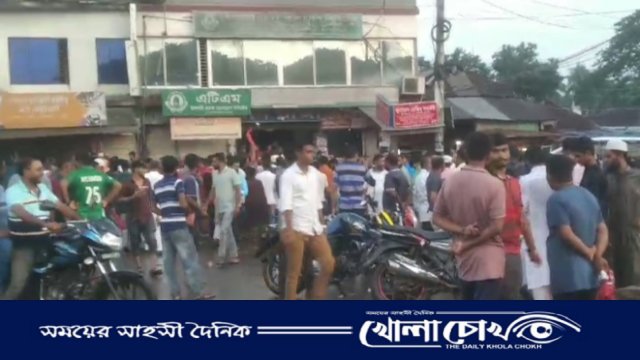 শেখ হাসিনার পদত্যাগে বোয়ালমারীতে আনন্দ মিছিল,মিষ্টি বিতরণ