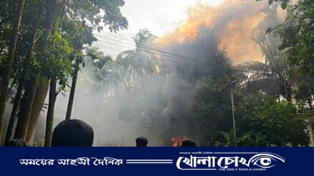 নোয়াখালীতে ওবায়দুল কাদেরের বাড়িতে হামলা অগ্নিসংযোগ