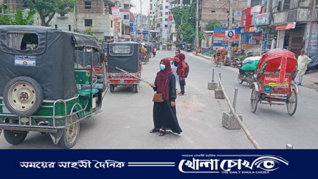 ফরিদপুরের বিভিন্ন স্থানে  ট্রাফিক পুলিশের দায়িত্ব পালন করছে শিক্ষার্থীরা