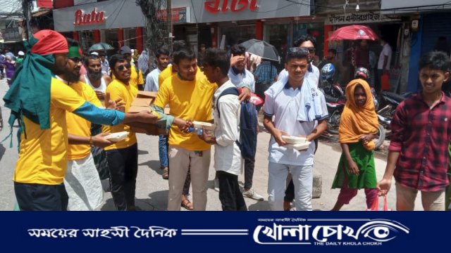 স্বেচ্ছাসেবীদের মধ্যে খাবার সামগ্রী বিতরণ করল বাংলাদেশ ইসলামী ছাত্রশিবির 