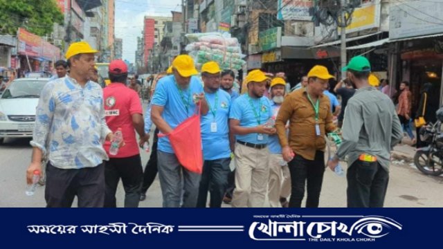 ফরিদপুরে যানজট নিরসনে কর্মরত ছাত্র ছাত্রীদের পাশে পরিবেশ উন্নয়ন ফোরাম 