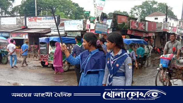 সড়কে ট্রাফিক পুলিশের ভূমিকায় স্কাউট শিক্ষার্থীরা