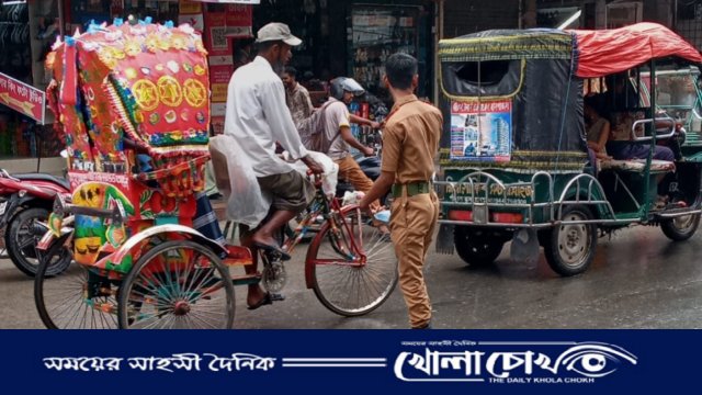 রোদ-বৃষ্টির উপেক্ষা করে চলছে ট্রাফিক কার্যক্রম 