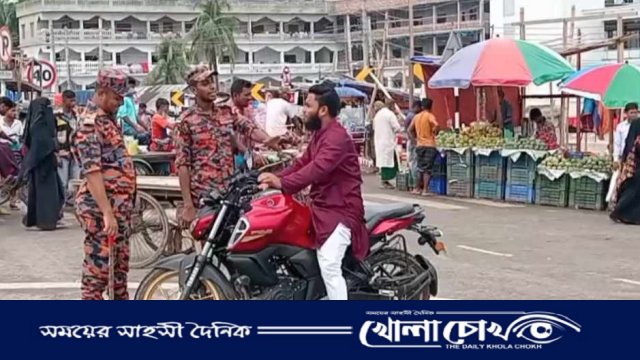 রোদ-বৃষ্টি উপেক্ষা করে চলছে ট্রাফিক কার্যক্রমঃ যোগ দিয়েছে ফায়ার সার্ভিস