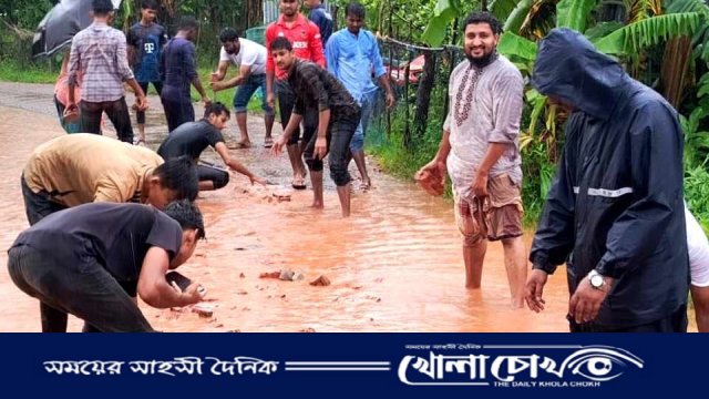 সুবর্ণচরে ভাঙা সড়ক মেরামতে সাধারণ শিক্ষার্থীরা