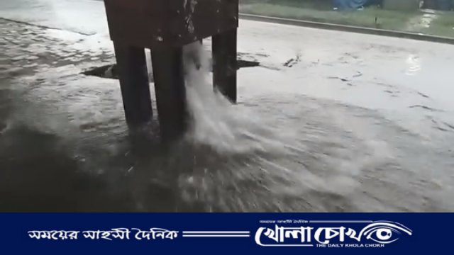 আত্রাইয়ের আহসানগঞ্জ রেলওয়ে প্লাটফর্মে বৃষ্টি হলেই জলাবদ্ধতা, যাত্রীদের চরম দুর্ভোগ