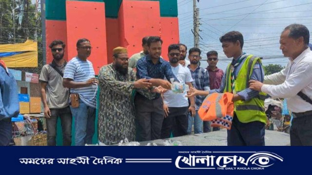 মাগুরা রিপোর্টার্স ইউনিটির আয়োজনে স্বেচ্ছাসেবী শিক্ষার্থীদের মধ্যে খাবার-পানি বিতরণ 