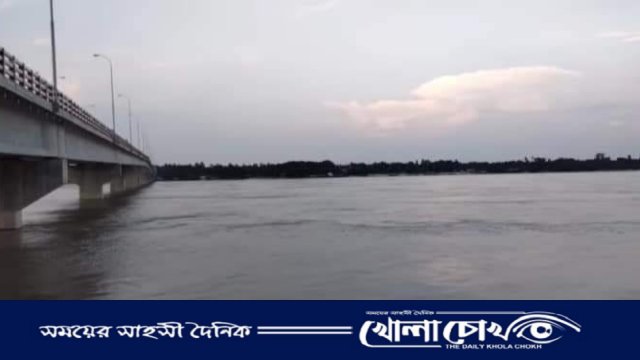 বন্যা আতঙ্কে খোকসার পদ্মা ও গড়াই পাড়ের মানুষ