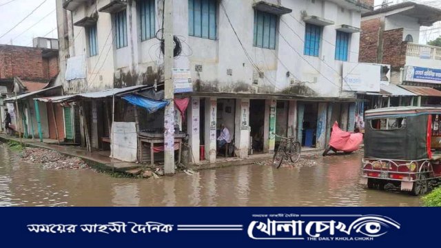 শালিখার আড়পাড়া পোস্ট অফিস সড়কের সামান্য বৃষ্টিতে জলাবদ্ধতা 