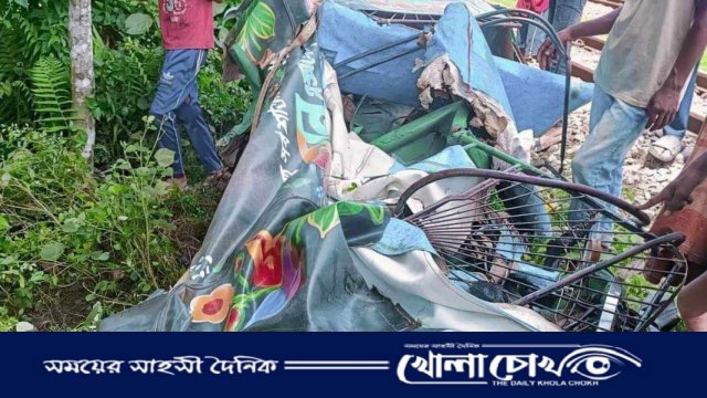 ব্রাহ্মণবাড়িয়ায় ট্রেনের ধাক্কায় দুমড়ে-মুচড়ে গেছে অটোরিকশা 