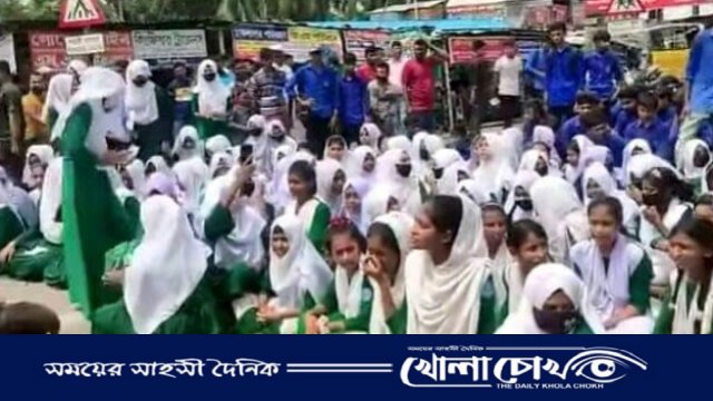 শিক্ষার্থীদের এক দফা দাবিতে যশোর-মাগুরা মহা সড়ক অবরোধ