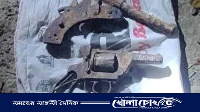 শ্রীপুরে পরিত্যক্ত ২টি আগ্নেয়াস্ত্র উদ্ধার করেছে পুলিশ  