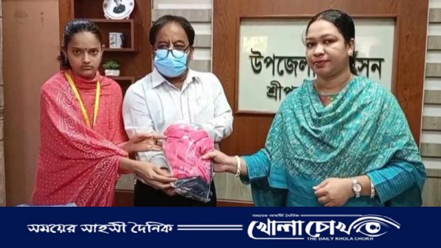 শ্রীপুরে কিশোর-কিশোরী ক্লাবের সদস্যদের মাঝে পোশাক বিতরণ 