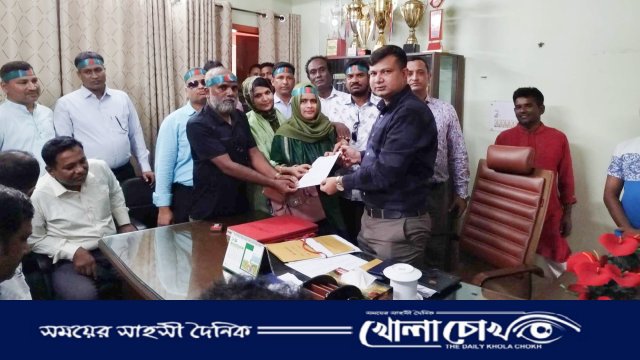 দশম গ্রেড বাস্তবায়নের দাবীতে প্রাথমিকের সহকারী শিক্ষকদের মানববন্ধন 