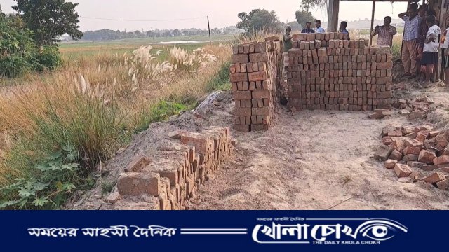 ফরিদপুরে সরকারী রাস্তার ইট লুট রুখে দিলো এলাকাবাসী 