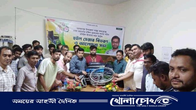 মহম্মদপুরে স্বাস্থ্য কমপ্লেক্সে রোগীদের জন্য হুইল চেয়ার বিতরণ করলেন যুবদল নেতা