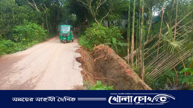 আখাউড়া পাড়বিহীন পুকুর, বিলীন হচ্ছে সরকারি রাস্তা