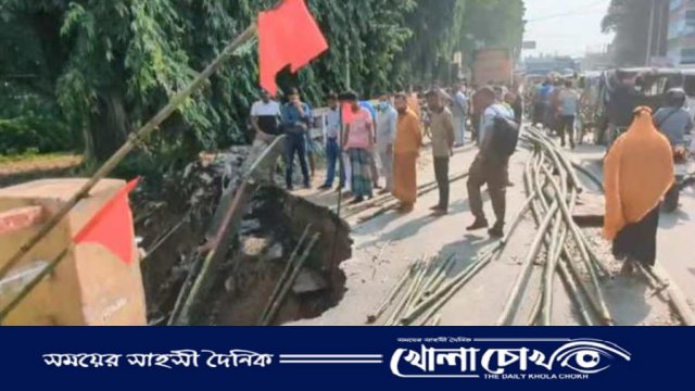 মাগুরায় হটাৎ বৃষ্টিতে ভেঙে পড়ল ব্রিজ সংলগ্ন রাস্তা, চরম ঝুঁকিতে যানবাহন চলাচল 