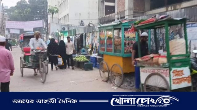 অবৈধ ব্যবসায়ীদের দখলে ব্রাহ্মণবাড়িয়ার কোর্ট রোড এর ফুটপাত