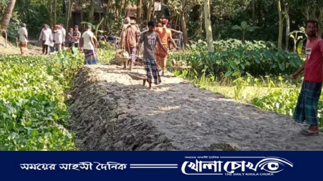 আত্রাইয়ে স্বেচ্ছাশ্রমে চকশিমলা গ্রামে রাস্তা নির্মাণ