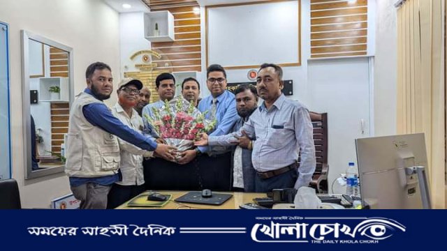 নগরকান্দা প্রেসক্লাবের নব-নির্বাচিত কমিটির সদস্যদের ফুলেল শুভেচ্ছা জানালেন ভূমি কর্মকর্তা 