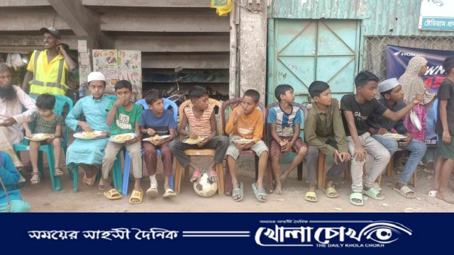 ৩ শত অসহায় সুবিধা বঞ্চিত মানুষের বিনামূল্যে খাবার ব্যবস্থা 