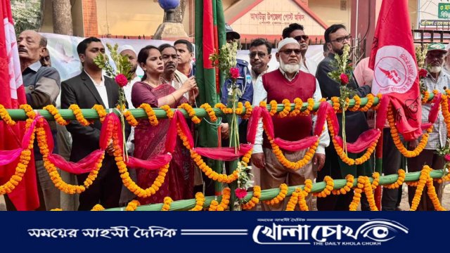 আখাউড়ায় ৭১ এর পতাকা উড়ানোর স্থানে সমবেত কণ্ঠে জাতীয় সংগীত 