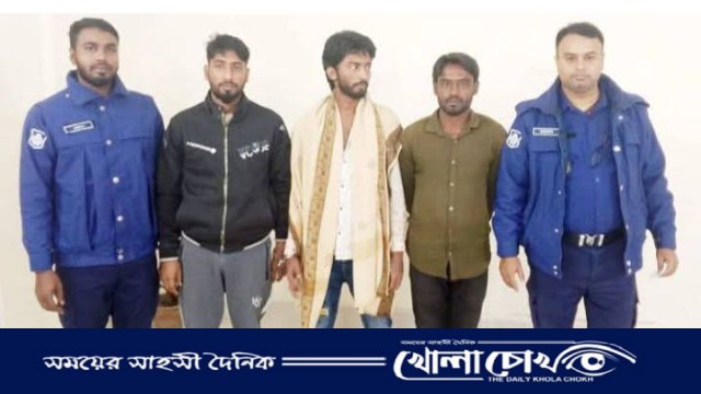 ভারতে যাওয়ার সময় দুই পাসপোর্ট যাত্রীকে ভয় দেখিয়ে টাকা ছিনতাইয়ের অভিযোগে তিন দালালকে গ্রেফতার করেছে পুলিশ