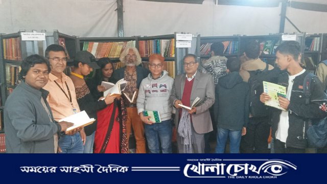 বিভিন্ন বয়সী পাঠকের আগমনে জমজমাট ভ্রাম্যমাণ বইমেলা 