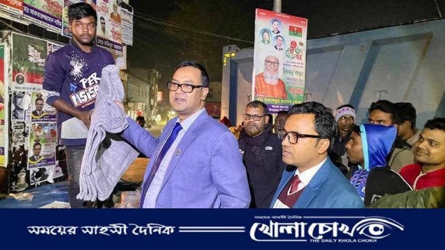 রাতের আঁধারে কম্বল নিয়ে শীতার্তদের পাশে নওগাঁর ডিসি