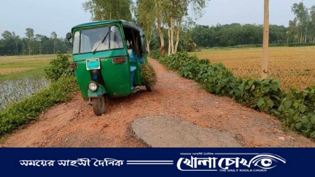 চাটখিলে ভয়াবহ বন্যার কারণে সড়ক হয়ে পড়েছে মরণফাঁদ