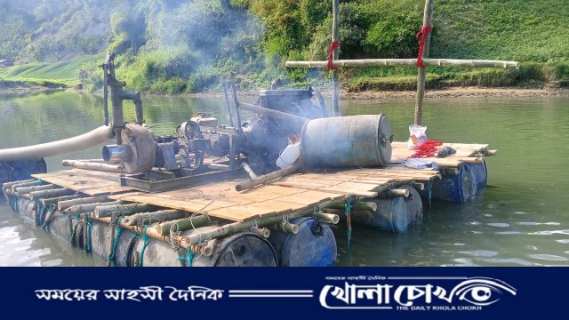 থানচিতে ড্রেজার মেশিনসহ বালু উত্তোলন সামগ্রী জ্বালিয়ে দিয়েছে প্রশাসন