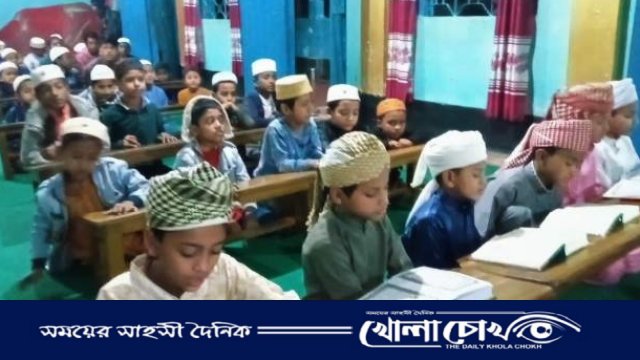 মাদ্রাসার ছাত্রদের সবক দেওয়া উপলক্ষে মিলাদ ও দোয়া মাহফিল 