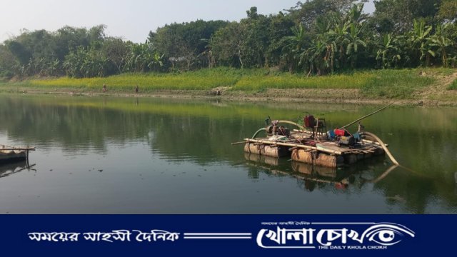 সালথায় কুমার নদে অবৈধভাবে বালু উত্তোলন, হুমকিতে পাকা সড়ক